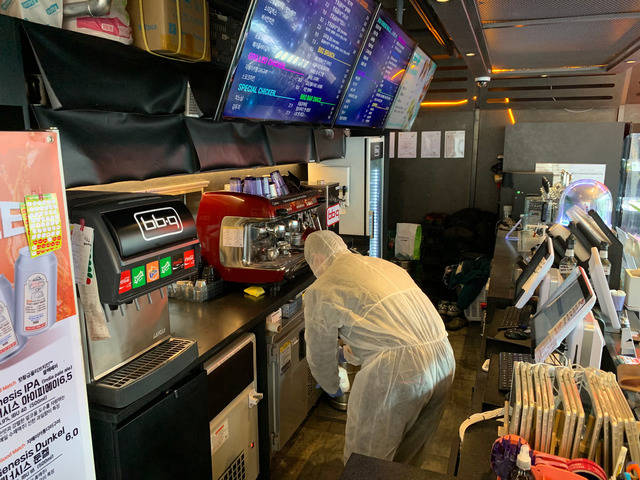 BBQ가 코로나19 재확산을 막기 위해 지난달 30일부터 전 매장 방역에 들어갔다. /BBQ 제공