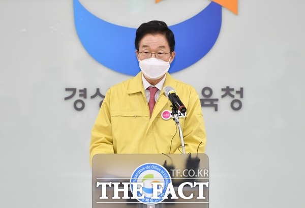 1일 경북교육청 임종식교육감이 전국 사회적 거리두기 1.5단계 격상에 따라 1일부터 도내 유치원.초.중.고등학교 밀집도를 2/3 이내로 등교 수업을 변경 운영한다며 기자회견을 열고 있다./경북도교육청제공