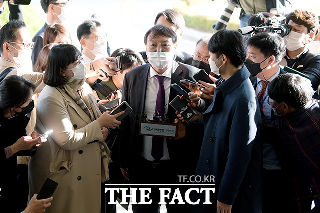 윤석열 검찰총장이 2일 열리는 검사징계위원회를 미뤄달라고 신청했다./이선화 기자