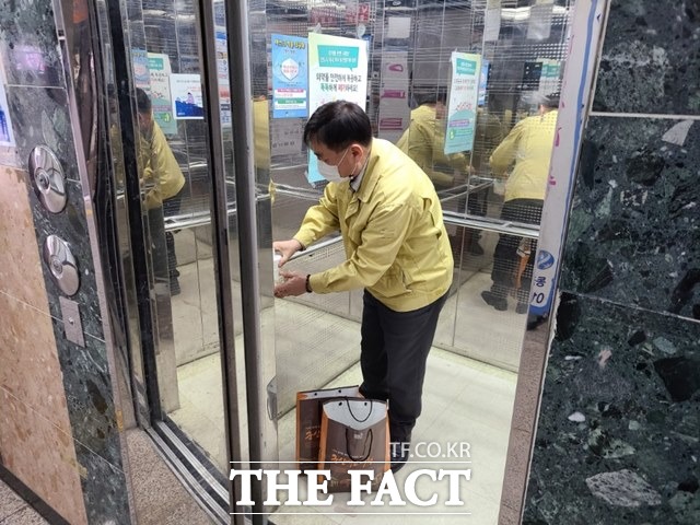 전북 군산에서 최근 코로나19가 급증하는 가운데 공무원들이 주민들이 많이 모이는 다중이용시설에 설치된 손소독제를 점검하고 있다. /군산시 제공