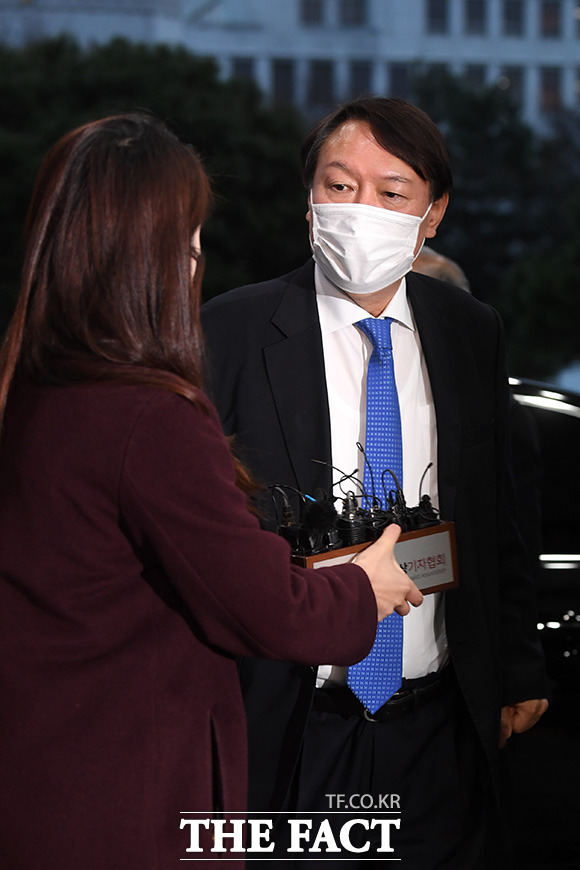 추미애 법무부 장관의 직무 배제 결정으로 출근하지 못했던 윤석열 검찰총장이 1일 오후 서울 서초구 서초동 대검찰청으로 출근하고 있다. /남용희 기자