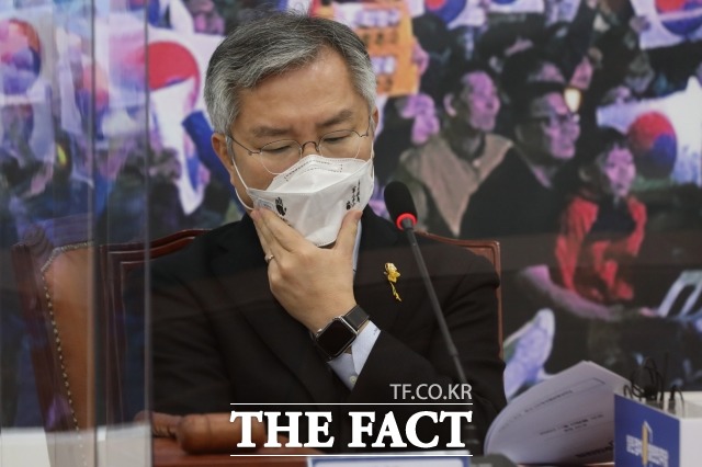 서울중앙지법 형사합의21부(김미리 부장판사)는 2일 오전 공직선거법 위반 혐의로 기소된 최강욱(사진) 의원에 대한 두 번째 공판준비기일을 열었다. /남윤호 기자