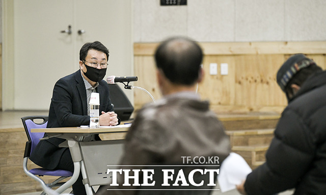 장수군은 2일 군민회관에서 포도 재배농업인과 관심 농가들이 참석한 가운데 포도 산업 활성화를 위한 간담회를 개최했다. /장수군 제공