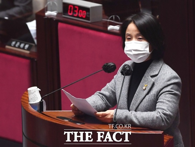 공무원 신분으로 당내 경선 운동을 벌인 혐의로 기소된 이은주(사진) 정의당 의원 측이 첫 재판에서 국가형벌권의 과도한 개입이라며 혐의를 모두 부인했다. /남윤호 기자