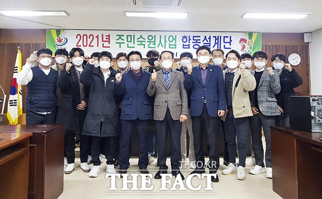 정읍시가 내년 1월 말까지 ‘소규모 주민숙원사업 합동 설계단’을 운영한다. 자체 합동 설계단은 건설과장을 총괄 단장으로 시설(토목)직 공무원 4개 반 15명으로 구성됐다. /정읍시 제공