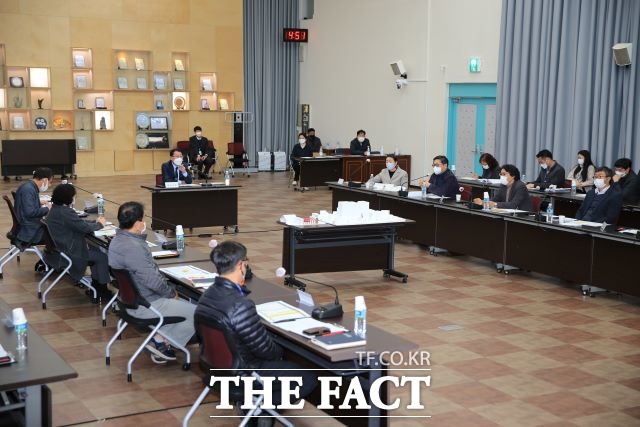 제주시는 지난 9월 생활SOC복합화 사업 대상으로 선정된 제주시민회관을 복합 문화․체육시설로 조성하기 위해 공간구성방안 연구 용역 중간보고회를 지난 1일 시청 제1별관 회의실에서 공공건축가, 관련부서 관계 공무원 등이 참석한 가운데 개최했다. / 제주시 제공