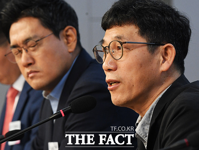 진중권 전 동양대학교 교수가 1일 정세균 총리가 추미애 법무부 장관과 윤석렬 검찰총장 동반사퇴론을 주장한 것과 관련해 추 장관만 해임해야 한다고 주장했다. /배정한 기자