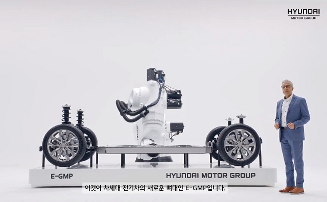 현대차그룹이 내년 출시를 앞둔 현대차 아이오닉5과 기아차 CV 등 그룹 차세대 전기차 라인업에 적용될 신규 전기차 플랫폼 E-GMP를 2일 최초 공개했다. /현대차그룹 유튜브 채널 캡처
