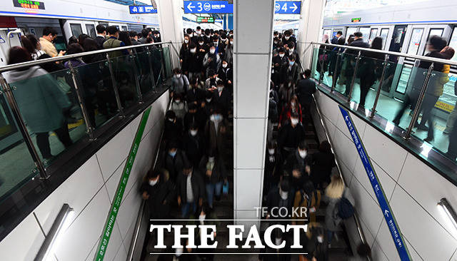 서울시가 지하철과 버스를 오후 10시 이후 감축운행한 뒤 이용객이 줄고, 혼잡도도 크게 증가하지는 않은 것으로 확인됐다. 마스크 착용이 의무화된 13일 오전 서울 구로구 신도림역에서 시민들이 마스크를 쓰고 지하철을 이용하고 있다. /이동률 기자