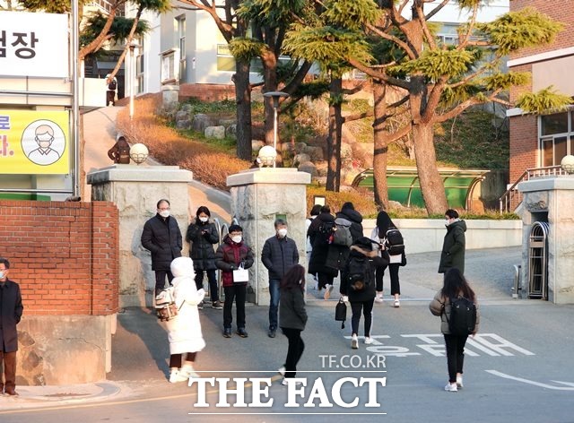 후배들의 응원이 사라진 가운데 수험장 앞에 도착한 수험생들이 서둘러 시험장안으로 발걸음을 옮기고 있다./포항=김달년기자