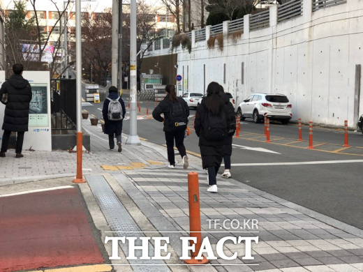 편한 복장을 한 수험생들이 간격을 두고 시험장인 성화여고 교문을 향해 가고 있다. /대구=박성원 기자