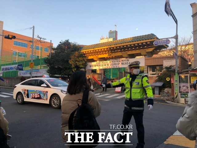 3일 오전 부산의 한 고등학교 인근에서 경찰이 교통 혼잡을 줄이기 위해 교통 지도를 하고 있다. /부산경찰청 제공