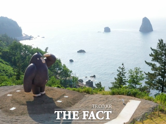 울라는 울릉도 고릴라의 준말로, 울릉도의 주요 관광지이자 코스모스 옆에 위치한 추산(송곳산)을 닮은 고릴라 캐릭터이다./울릉 코오롱글로텍 코스모스리조트 제공