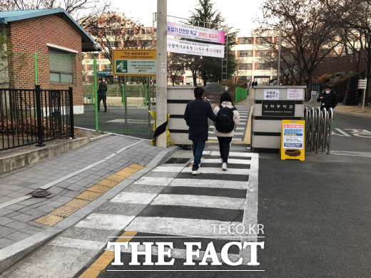 한 학부모가 수험생을 성화여고 교문앞까지 배웅하고 있다 / 대구= 박성원 기자