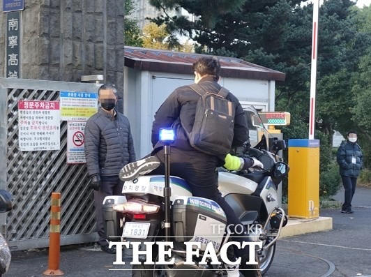 3일 2021학년도 대학수학능력시험이 치러지고 있는 가운데 제주지역 수험생들이 경찰의 도움을 받아 무사히 시험장에 도착하는 사례가 잇따랐다. / 제주도 제공