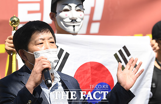 집 앞을 찾아온 취재진을 폭행한 혐의를 받는 박상학 자유북한운동연합 대표가 재판에 넘겨졌다. /이새롬 기자