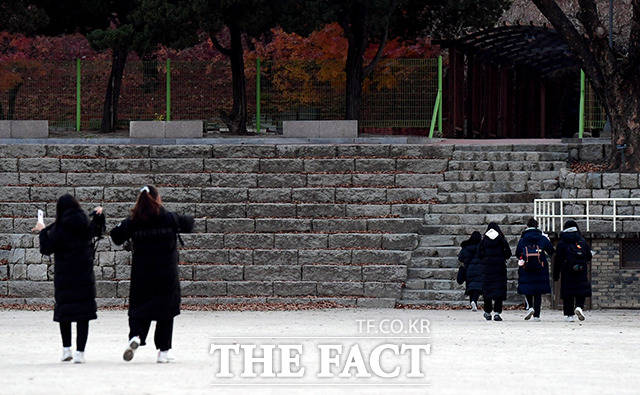 수험생들은 부모님의 응원을 받으며 수험장으로…2021 수능 파이팅!