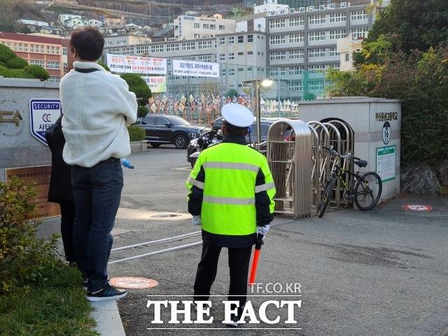 3일 오전 부산 부산진구의 한 고등학교 앞에서 학부모가 시험장으로 들어가는 자녀의 뒷모습을 애타게 바라보고 있다. /부산=김신은 기자