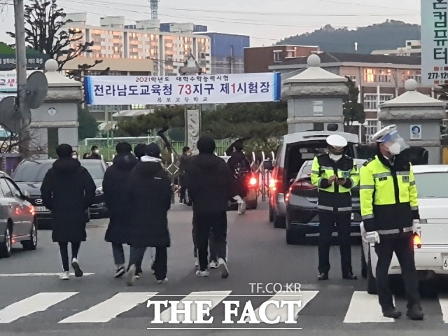 2021학년도 대학 수학능력시험이 치러진 3일 전남도 교육청 제73지구 시험장인 목포고가 한산한 모습을 보이고 있다. /목포=김대원 기자