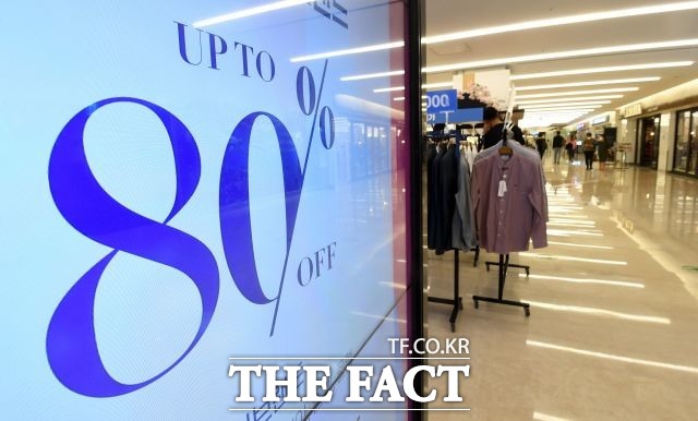 80%할인을 내세운 쇼핑몰에도 쇼핑객들이 없어 썰렁한 모습을 보이고 있다.