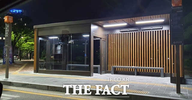 개선된 전북대병원 버스승강장. 대기 승객을 위해 에어커튼과 발열의자가 설치됐고, 옆에는 미니도서관과 장애인 알림 등 편의시설도 마련됐다. /전북대병원 제공