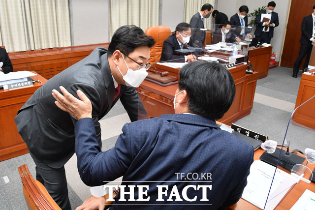 대화 나누는 국회 운영위원회 국민의힘 김성원 간사와 더불어민주당 김영진 간사.