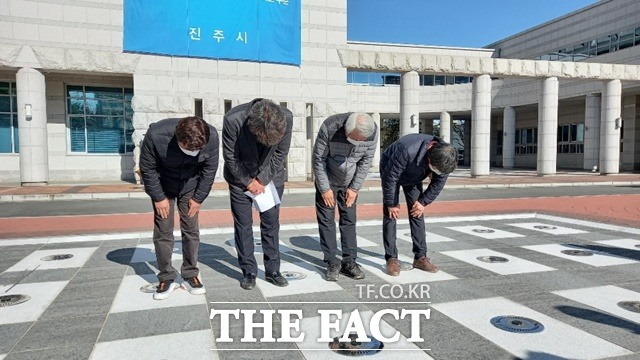 진주시 이통장협의회 관계자들이 제주도 단체연수로 인한 코로나19 집단감염과 확산에 머리 숙여 사과하고 있다. /진주=이경구 기자