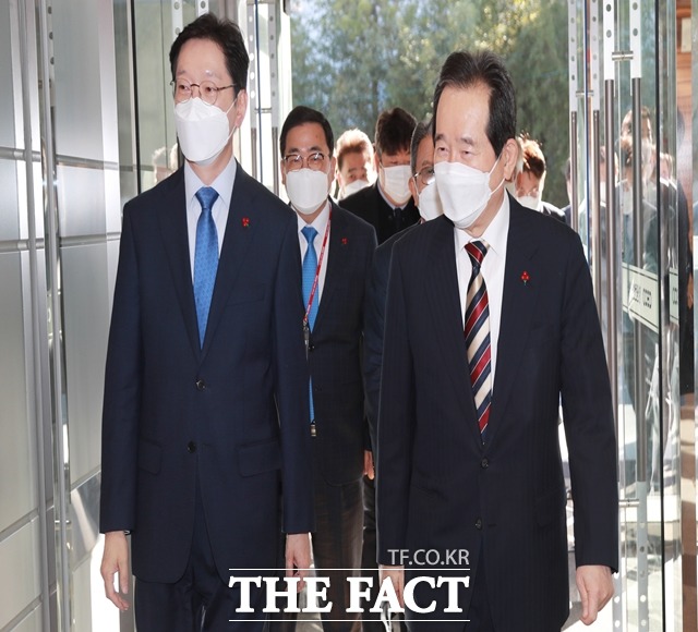 4일 정세균 국무총리(오른쪽)가 김경수 경남도지사와 함께 창원 컨벤션센터에서 열린 대한민국 지역대포럼에 참석하기 위해 걸음을 옮기고 있다. /경남도 제공