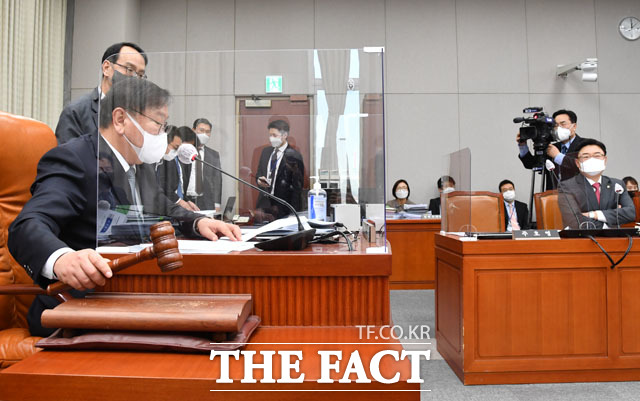 더불어민주당 소속 김태년 국회 운영위원장이 4일 오전 서울 여의도 국회에서 열린 운영위원회 전체회의에서 의사봉을 두드리며 국회법 일부개정법률안이 통과됐음을 알리고 있다. /국회=남윤호 기자