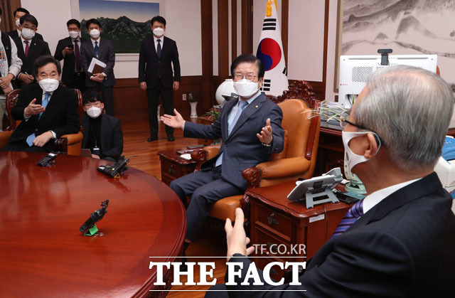 이낙연 더불어민주당 대표(왼쪽)와 김종인 국민의힘 비상대책위원장(오른쪽)이 4일 오후 서울 여의도 국회 의장실에서 박병석 국회의장(가운데) 주재로 열린 교섭단체 정당대표 회동에 참석해 발언 순서를 양보하고 있다. /국회=남윤호 기자