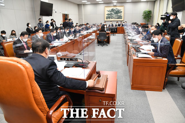 더불어민주당의 일하는 국회법 통과가 논의되는 운영위원회 전체회의.