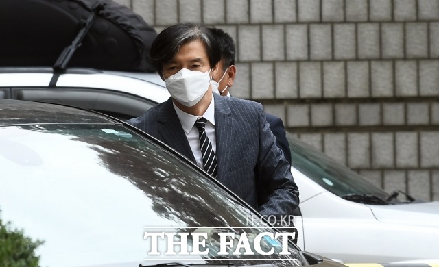 법원이 청와대 감찰 무마 의혹 심리를 끝내고 조국 전 법무부 장관의 자녀 입시비리를 둘러싼 의혹 심리에 돌입했다. 사진은 지난달 20일 서울중앙지법에서 열린 속행 공판에 출석한 조 전 장관의 모습. /이동률 기자