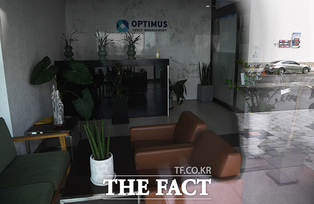 검찰이 옵티머스 사기 사건의 핵심 브로커로 알려진 연예기획사 전 대표 신모씨를 사기 등 혐의로 재판에 넘겼다. 사진은 굳게 단힌 옵티머스자산운용 사무실/배정한 기자