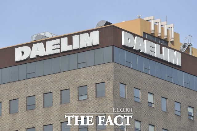 대림산업의 기업분할 안이 최종 확정됐다. 내년 1월 지주회사 DL Holdings(DL홀딩스)와 건설사업을 담당하는 DL E&C(DL이앤씨), 석유화학회사인 DL Chemical(DL케미칼)이 출범한다. /더팩트 DB