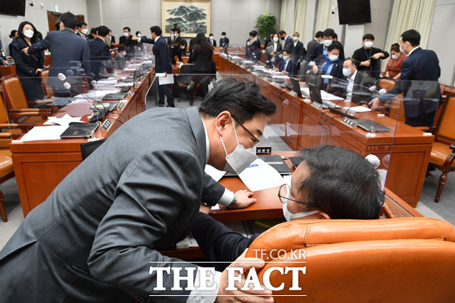 회의 마치고 김성원 간사 부른 김태년 위원장, 3회가 뭐야 3회가~ 4회는 돼야지 회의 횟수 늘리고 싶은 김태년 위원장.