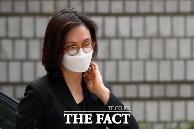 서울중앙지법은 4일 자녀 입시비리 관련 혐의로 재판에 넘겨진 조 전 장관과 배우자 정경심 동양대 교수의 공판준비기일을 열었다. 사진은 지난 9월 서울중앙지법에서 열린 속행 공판에 출석한 정 교수의 모습. /남용희 기자