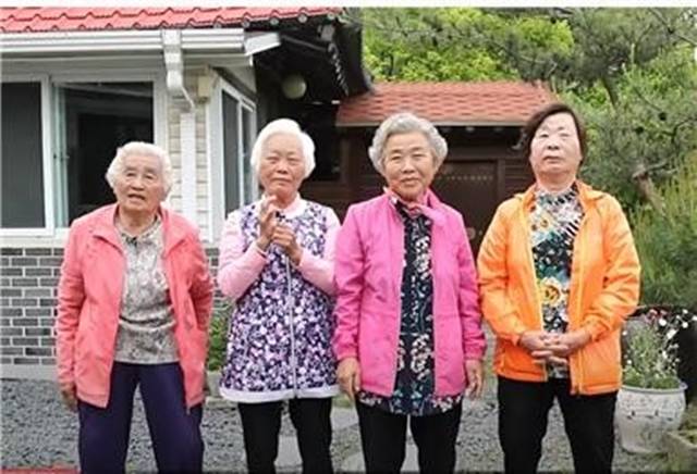 평균 연령 80대인 할머니 4명이 모여 음식을 조리하는 가마솥힙스터즈도 인기다. 사진은 순애, 경분, 순자, 이분 할머니의 모습. /가마솥힙스터즈 유튜브 캡쳐