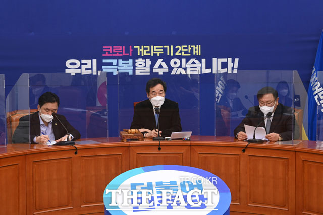 이낙연 더불어민주당 대표(가운데)가 4일 오전 서울 여의도 국회에서 열린 최고위원회의에서 모두발언을 하고 있다. /국회=남윤호 기자