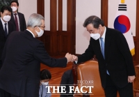 [TF포토] 주먹 인사하는 김종인-이낙연