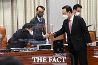 [TF포토] 주먹인사하는 김태년-주호영