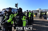 [TF포토] '국회 앞 지키는 경찰들'