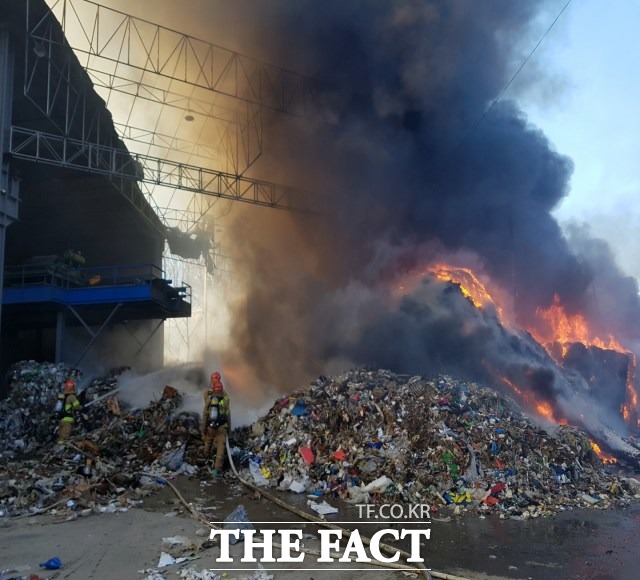 4일 성주군 선남면에 있는 폐기물공장에서 대형 화재가 발생했다/경북소방본부 제공