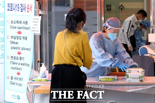 중앙방역대책본부는 5일 0시 기준으로 신규 확진자가 583명 늘어 누적 3만6915명이라고 밝혔다. /이선화 기자.