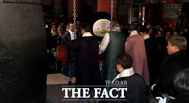 매년 마지막 날 열리던 제야의 종 타종 행사가 올해는 신종 코로나바이러스 감염증(코로나19) 때문에 온라인으로 진행된다. 2020년 1월1일 새벽 서울 종로구 보신각에서 열린 제야의 종 타종 행사 모습. /사진공동취재단