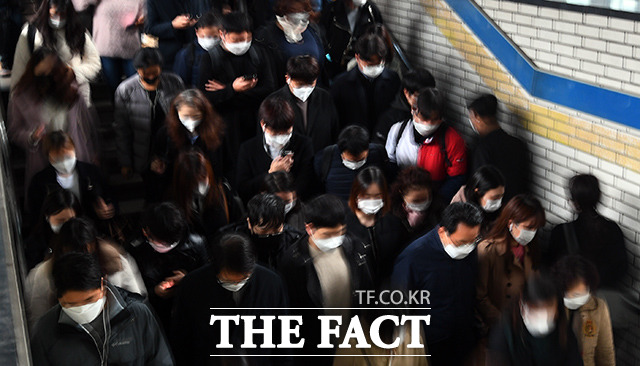 8일 오전 0시부터 3주 동안 수도권에서 사회적 거리두기 2.5단계가 시행된다. 13일 오전 서울 구로구 신도림역에서 시민들이 마스크를 쓰고 지하철을 이용하고 있다. /이동률 기자