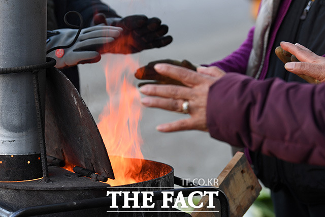 절기상 대설인 7일 월요일은 전국적으로 구름이 많은 가운데 낮부터 북서쪽의 찬 공기가 남하해 기온이 차차 낮아지겠다. /이새롬 기자