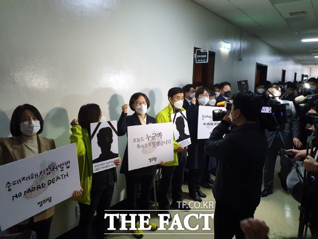 이날 정의당 의원들도 중대재해기업처벌법 제정을 촉구하며 피켓 시위를 벌였다. 법사위 회의실 앞은 정의당과 국민의힘 의원들의 구호가 뒤엉켜 아수라장이 됐다. /문혜현 기자