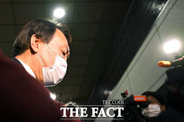 추미애 법무부 장관의 직무 배제 결정으로 출근하지 못했던 윤석열 검찰총장이 1일 오후 서울 서초구 서초동 대검찰청으로 출근하고 있다./남용희 기자