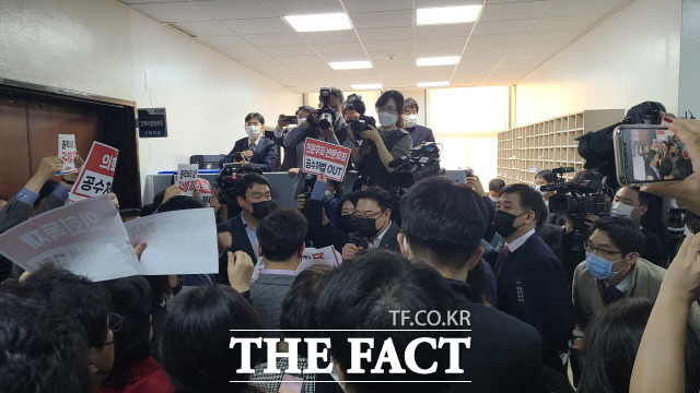 이날 국민의힘 의원들은 소위 회의실로 입장하는 여당 의원들을 강하게 규탄했다. 취재진과 의원들이 한데 뒤엉켜 있다. /문혜현 기자