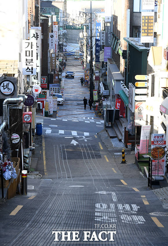 신종 코로나바이러스 감염(코로나19) 사태의 3차 재유행이 현실화됨에 따라 내수가 위축될 것으로 우려된다. /남용희 기자